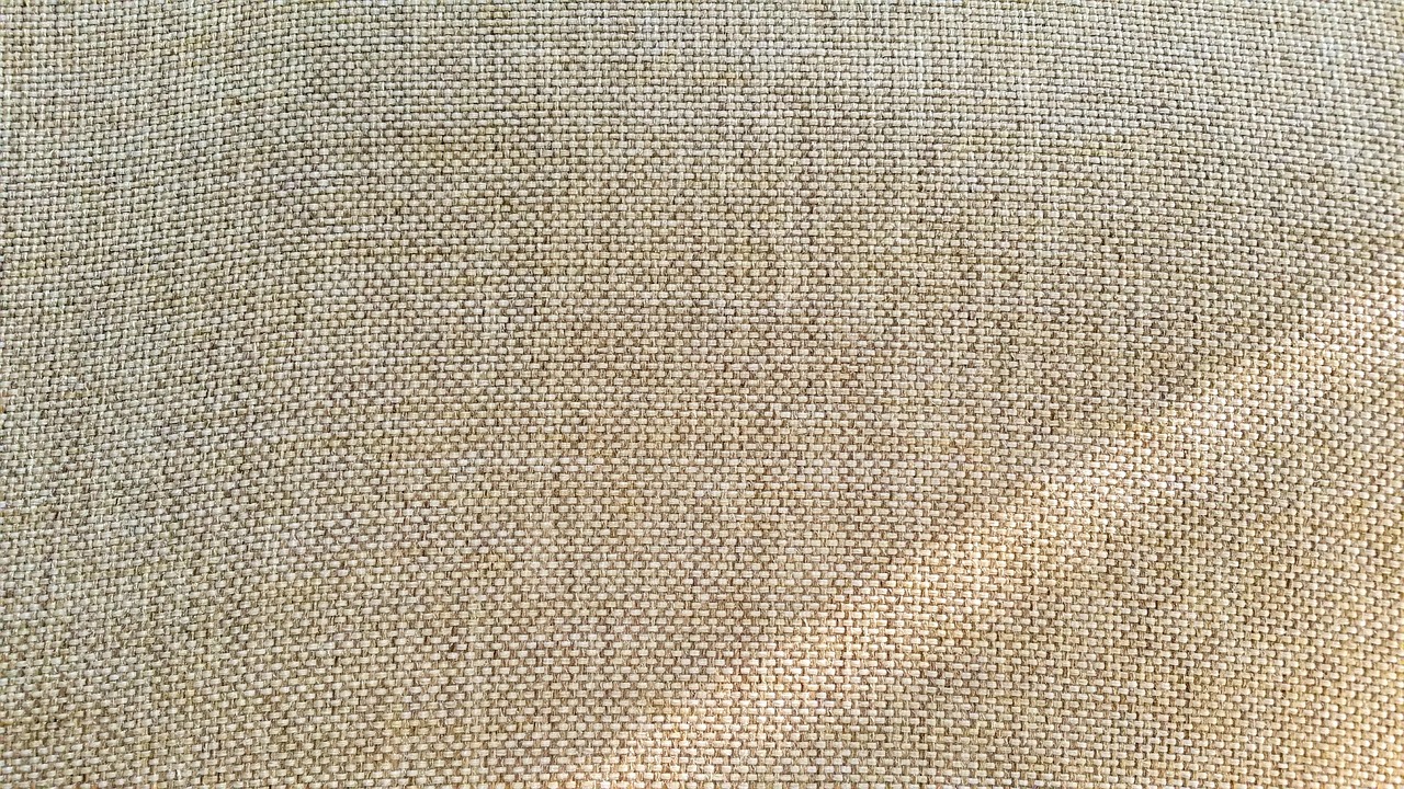 Natuurlijk gekleurde jute wandhangingen in woonkamer. Natuurlijk gekleurde jute wandhangingen in woonkamer.