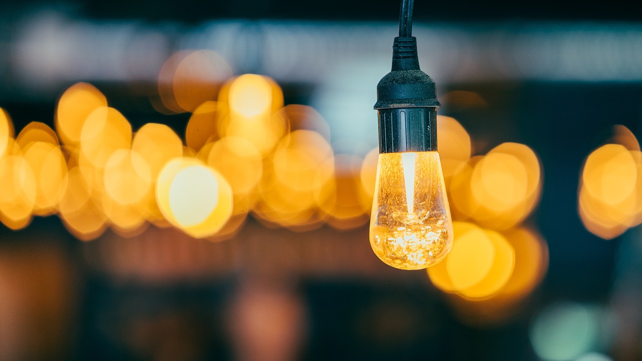 Vloerlamp brengt warm lente-gevoel in huis.