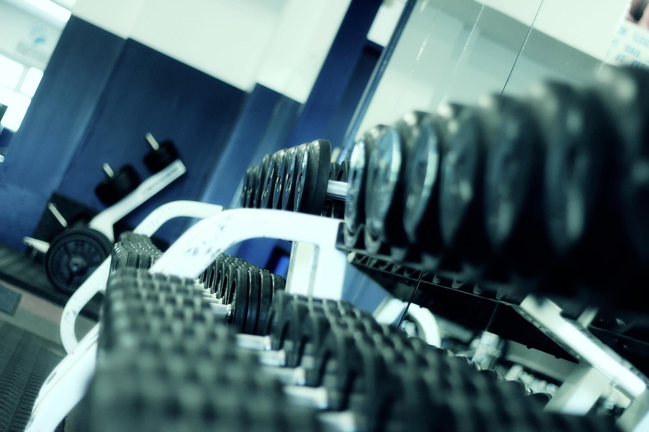 Stijlvolle en efficiënte kleine ruimte workout setup. Stijlvolle en efficiënte kleine ruimte workout setup.