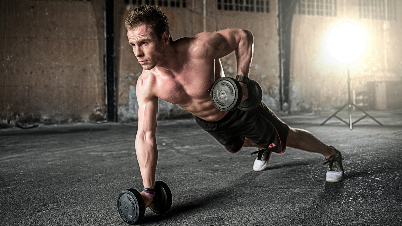Minimalistische home gym hoek met inklapbare apparatuur. Minimalistische home gym hoek met inklapbare apparatuur.