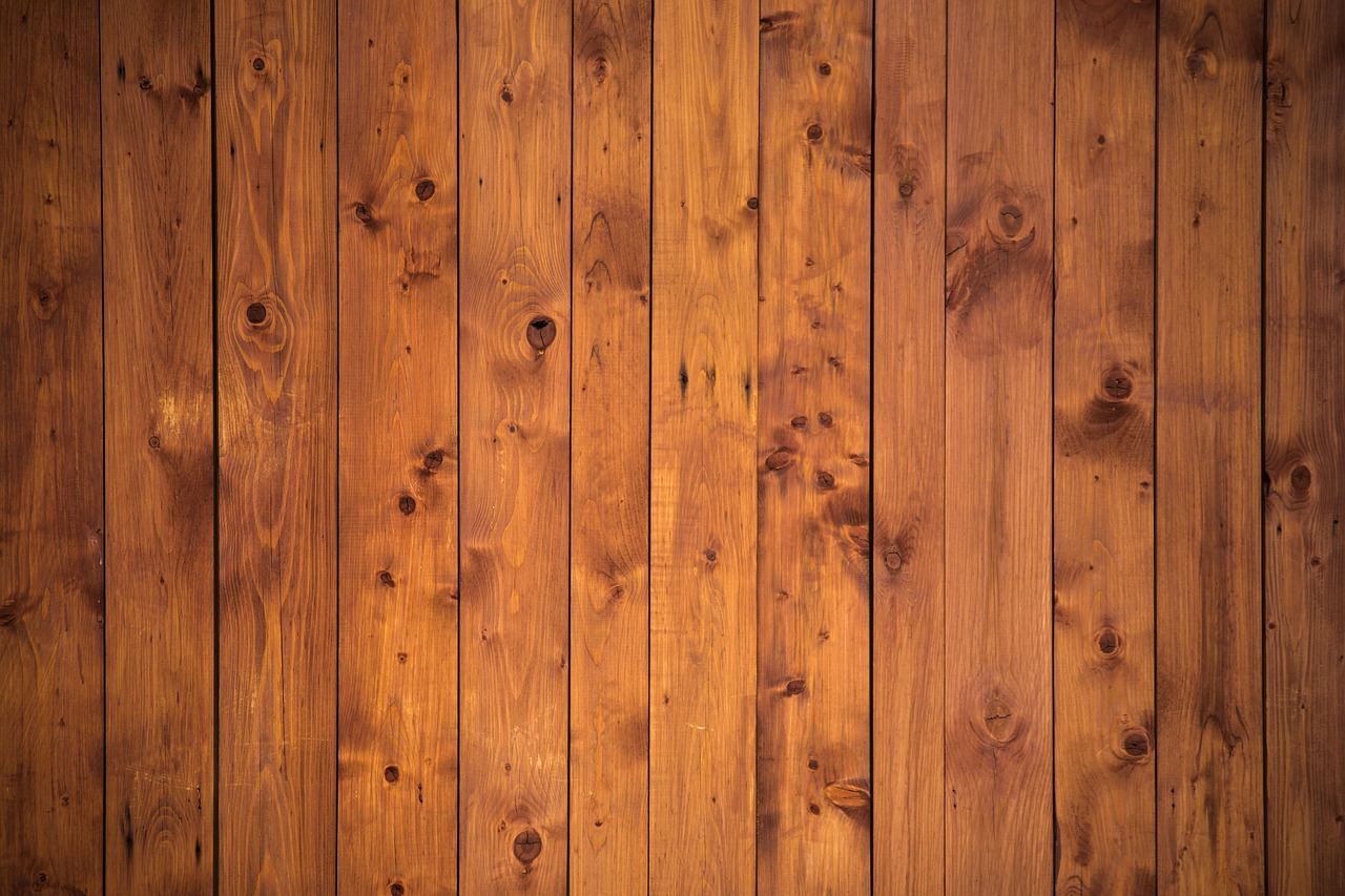 Lichte slaapkamer met linnen dekbed en houten details. Lichte slaapkamer met linnen dekbed en houten details.