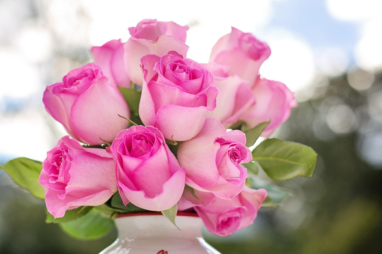Bloemstukken met voorjaars- en zomerkleuren. Bloemstukken met voorjaars- en zomerkleuren.