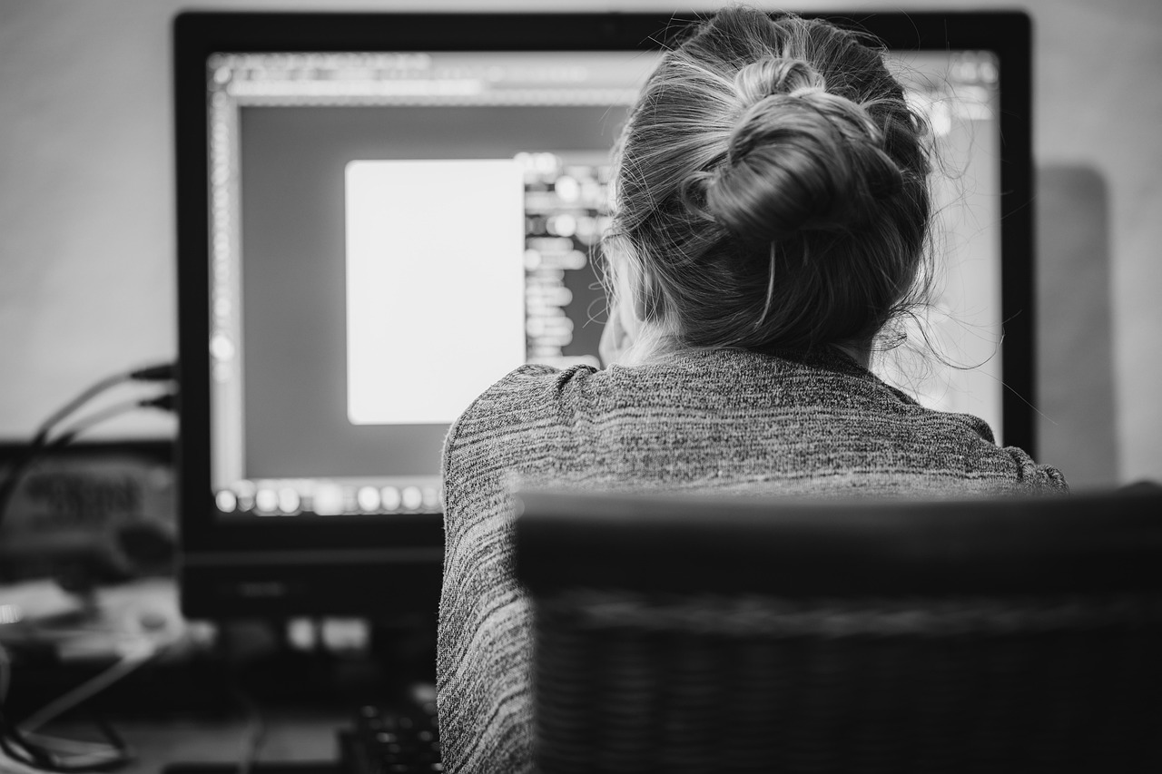 Ergonomische dubbel schermen met verstelbare monitorarmen. Ergonomische dubbel schermen met verstelbare monitorarmen.