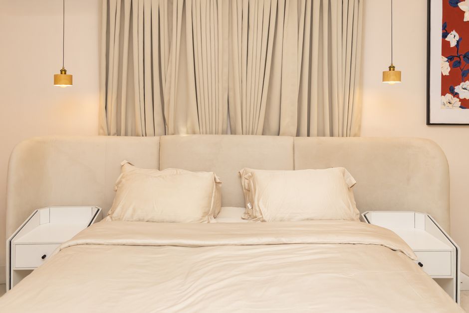 Decoratieve linnen kussens op zomers bed.