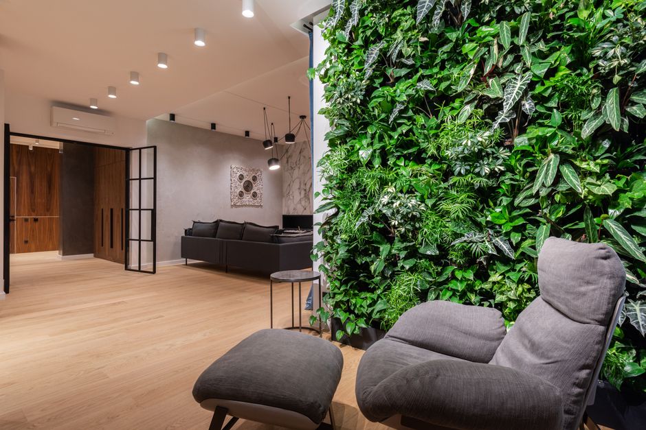 Biofiele woonkamer met veel groen en licht.