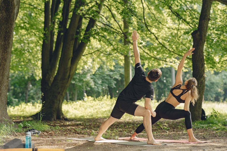 Rustgevende openlucht yoga hoek met groene planten.