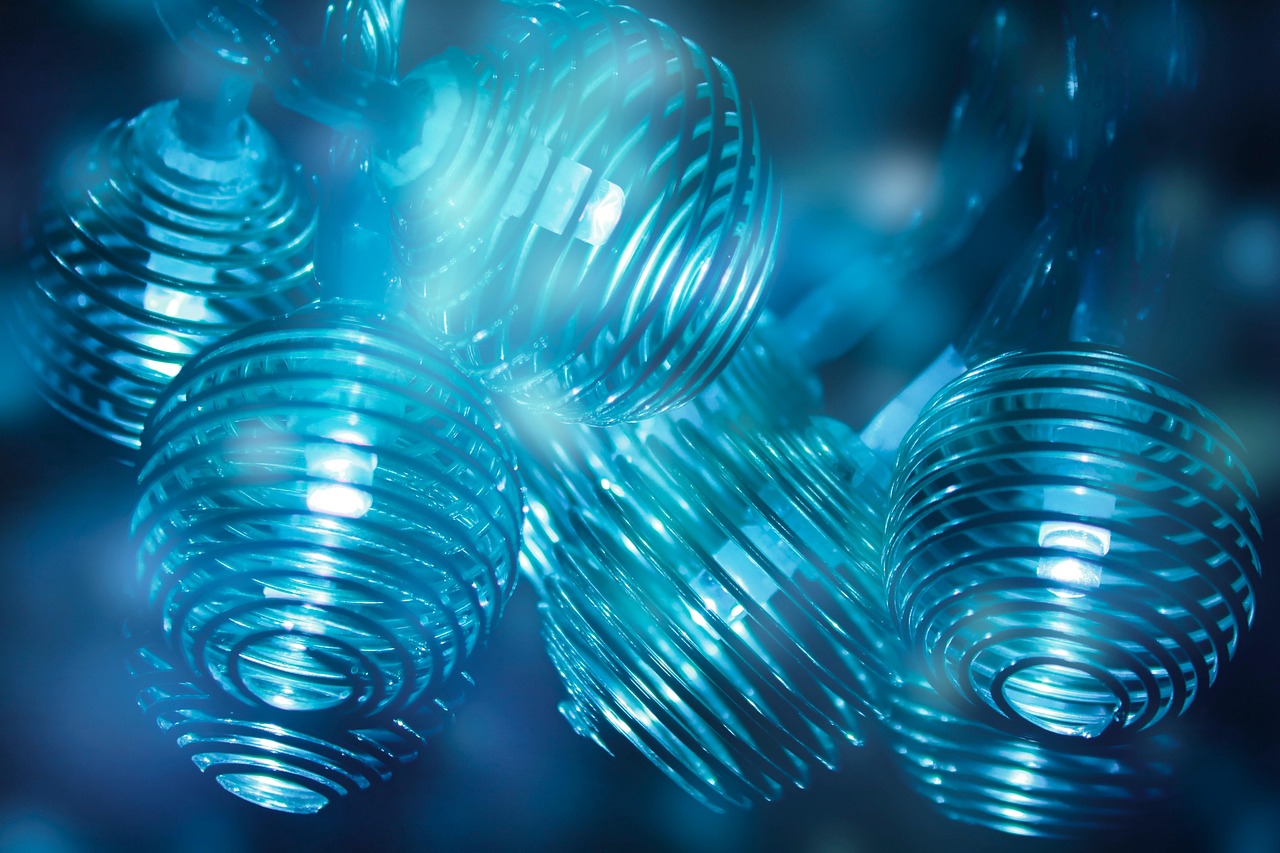 Moderne duurzame LED-verlichthuis met zonnepanelen.