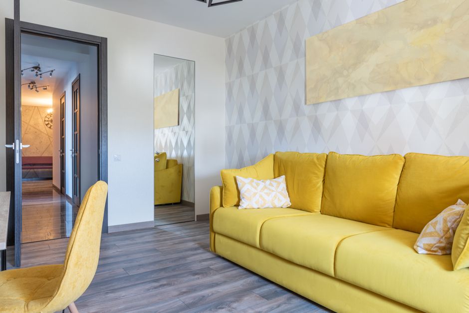 Gezellige kamer met saffraangele decoraties.