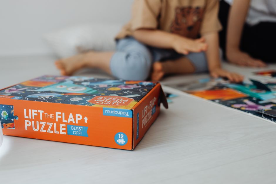Badkamer met eigentijdse inrichting en keramische tegels.