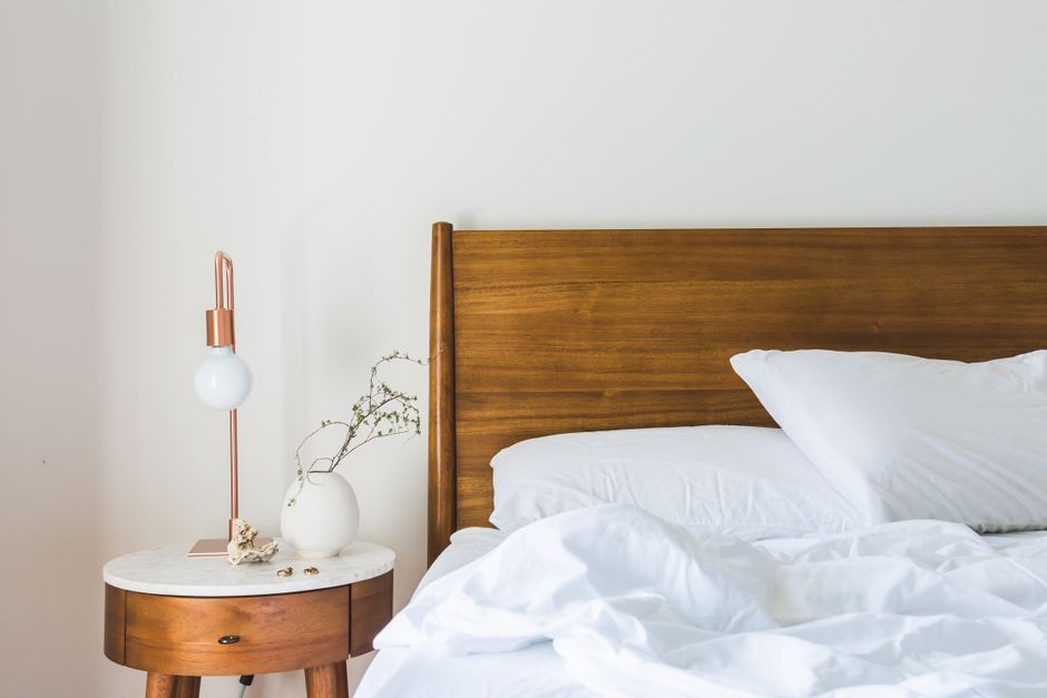 Moderne slaapkamer met trendy, koele verlichting.
