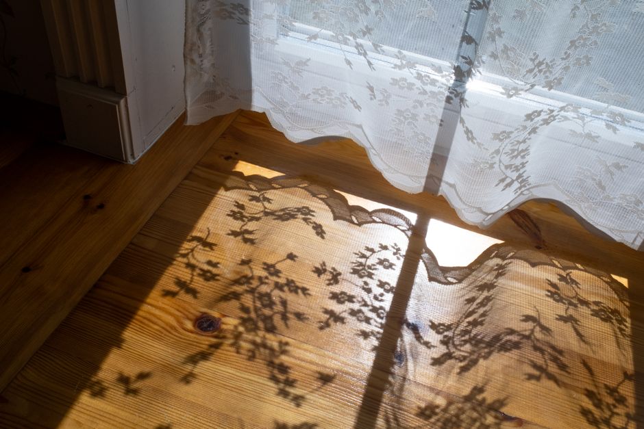 Dynamische zonneschaduwen verfraaien minimalistisch interieur. Dynamische zonneschaduwen verfraaien minimalistisch interieur.