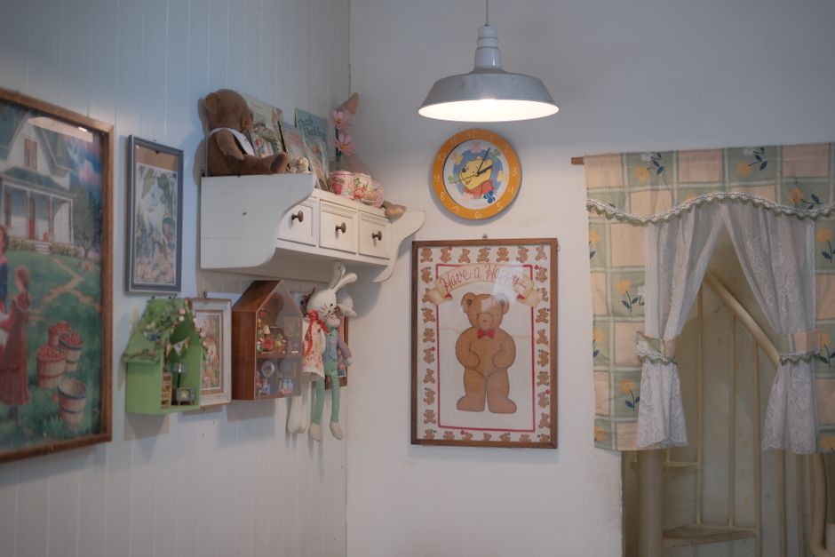 Vrolijk kind met knuffel in herfstig ingerichte kamer. Vrolijk kind met knuffel in herfstig ingerichte kamer.