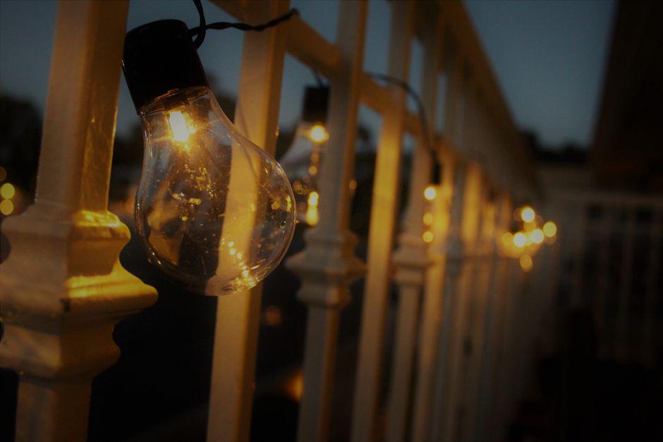 Kleine sfeerlampen op terras bij herfstige schemering. Kleine sfeerlampen op terras bij herfstige schemering.